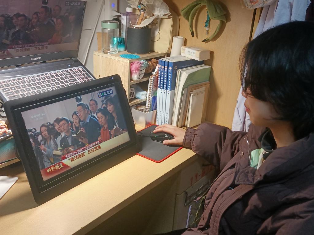 beats365中文官网教师热议2024年全国两会 (1)